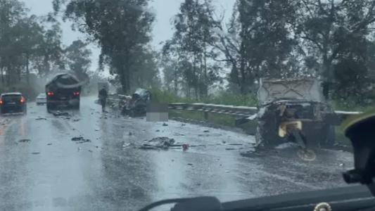 Foto mostra acidente entre carro e carreta na BR-040