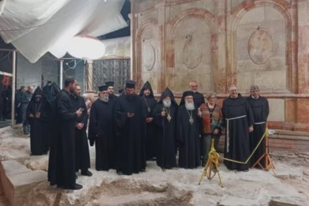 Pesquisadores e religiosos na Igreja do Santo Sepulcro, em Jerusalém