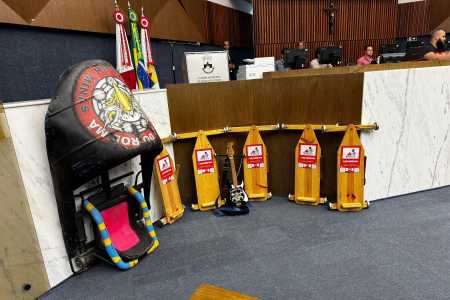 Representantes da federação dos participantes de corridas de rolimã levaram alguns carrinhos para o plenário durante a votação do projeto de lei