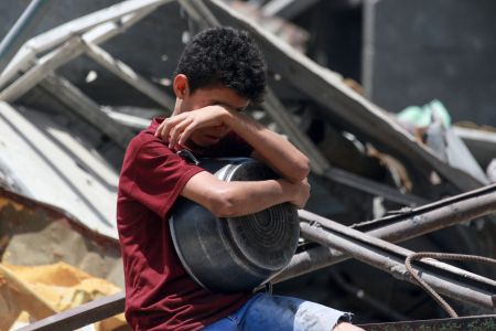 Menino segura bacia vazia de comida na Faixa de Gaza