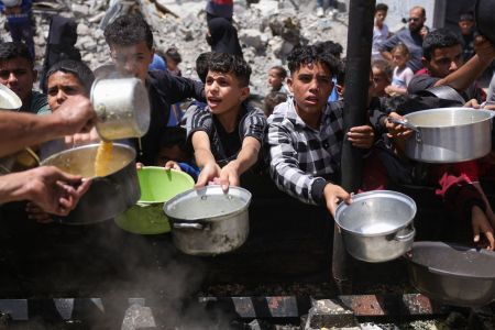 Crianças palestinas passam fome na Faixa de Gaza, que está devastada devido ao conflito com Israel