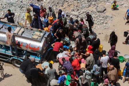 Após mais de dois meses de bloqueio, caminhões com ajuda humanitária chegaram à Faixa de Gaza