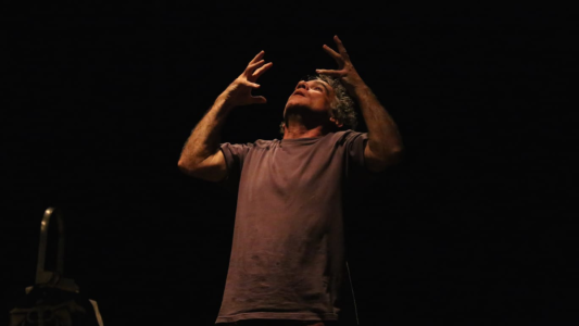 Espetáculo “Danação” é um solo do ator Eduardo Moreira, fundador do renomado Grupo Galpão