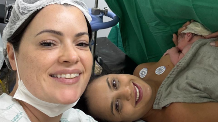 Nathalia Rodrigues, médica anestesista, e Raquel Neves, ambas da bateria do bloco Charangueiras