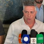Prefeito Álvaro Damião desembarca no Aeroporto de Belo Horizonte após quatro dias retido em Israel