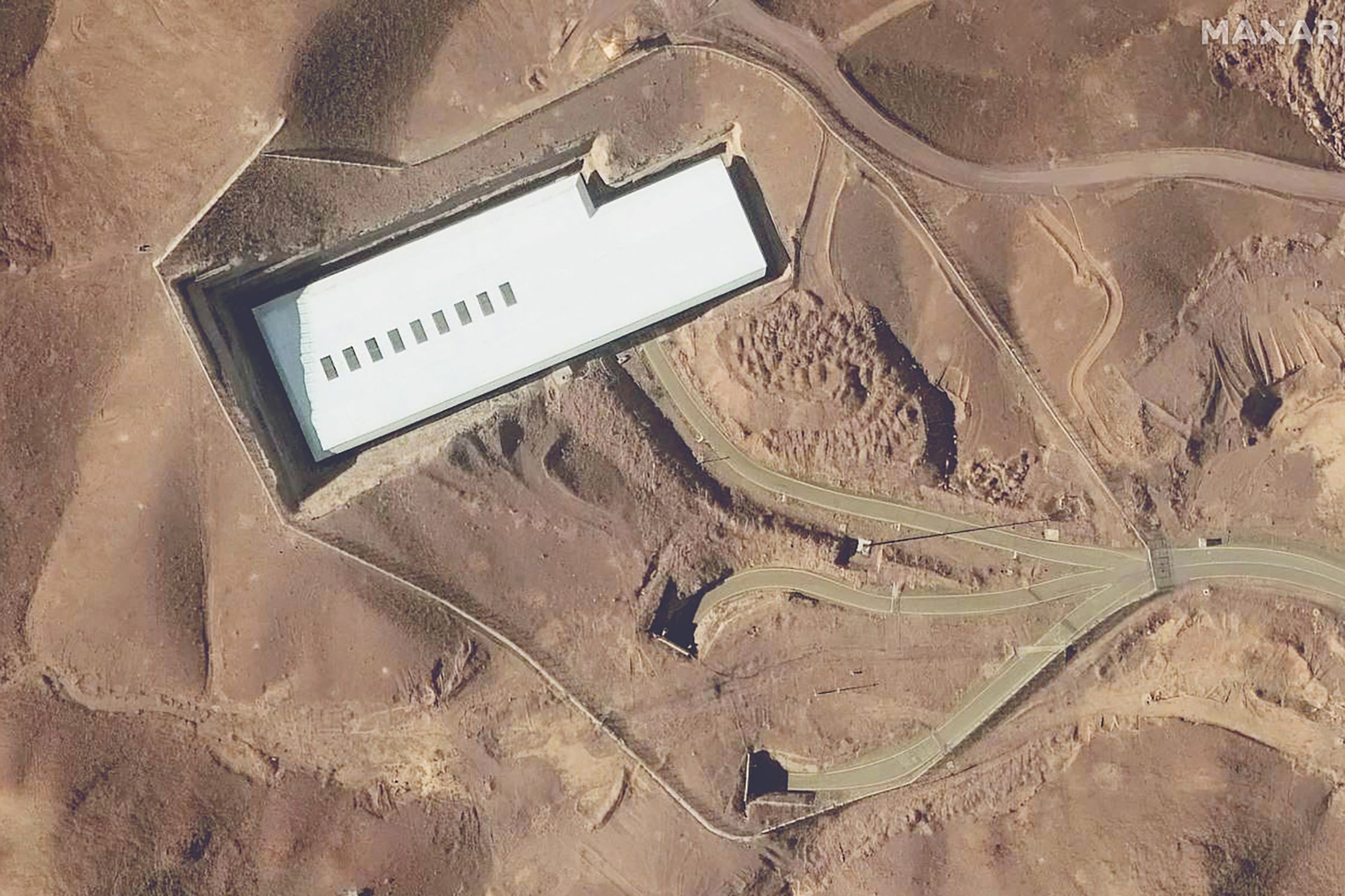 Irã retirou estoques de urânio de instalações nucleares atacadas pelos EUA, afirma jornal americano