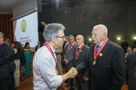 Governador de Minas Gerais, Romeu Zema (Novo) entregou medalhas de Honra ao Mérito nesta segunda-feira (3)