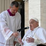 Papa faz aparição na Praça de São Pedro durante Domingo de Ramos