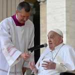 Morte do Papa Francisco: saiba como acompanhar a oração do terço feita pelo Vaticano nesta segunda (21)