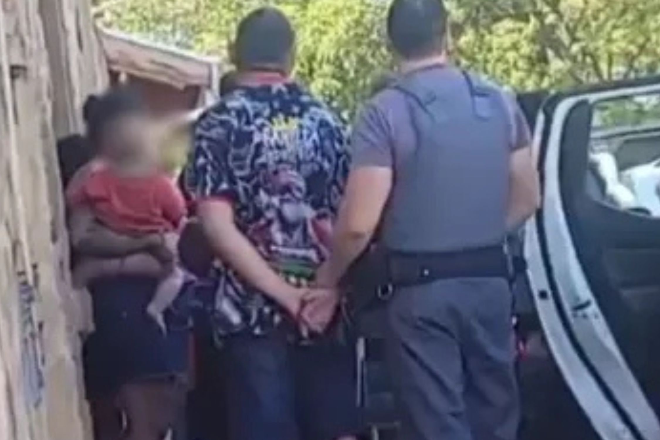 Casal é preso por trancar filho em porta-malas e tentar forjar sequestro em SP