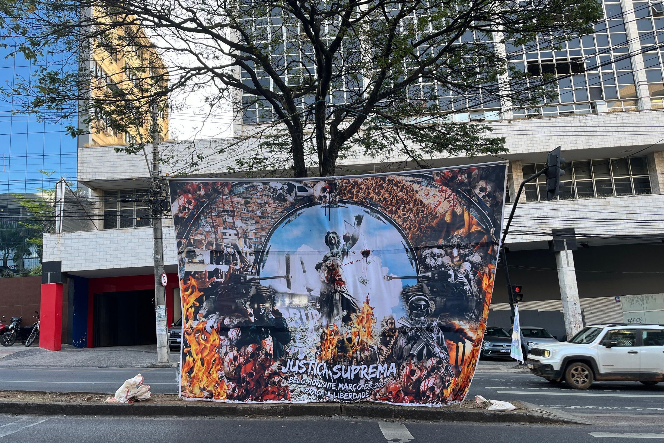 Durante julgamento, manifestantes protestam contra homenagem a Moraes em BH