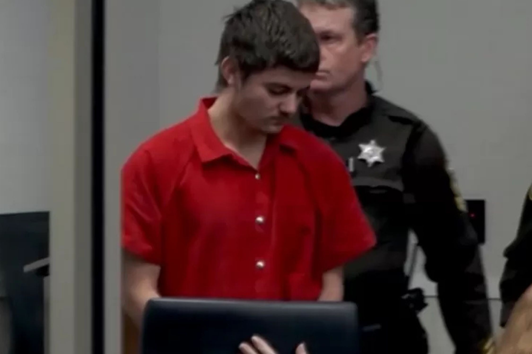Adolescente é preso por matar os pais em meio a plano neonazista para assassinar Trump