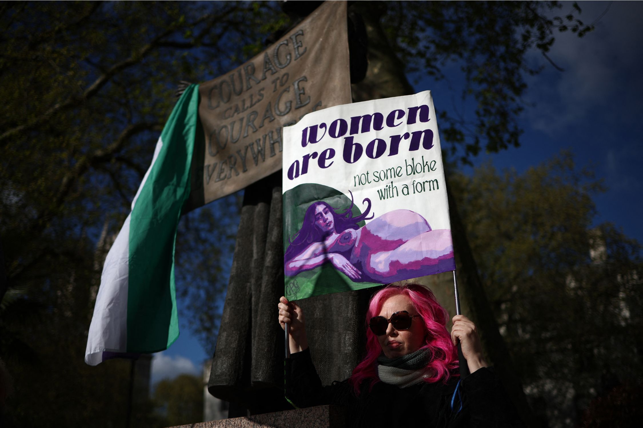 Suprema Corte britânica decide que definição legal de 'mulher' é baseada no sexo biológico