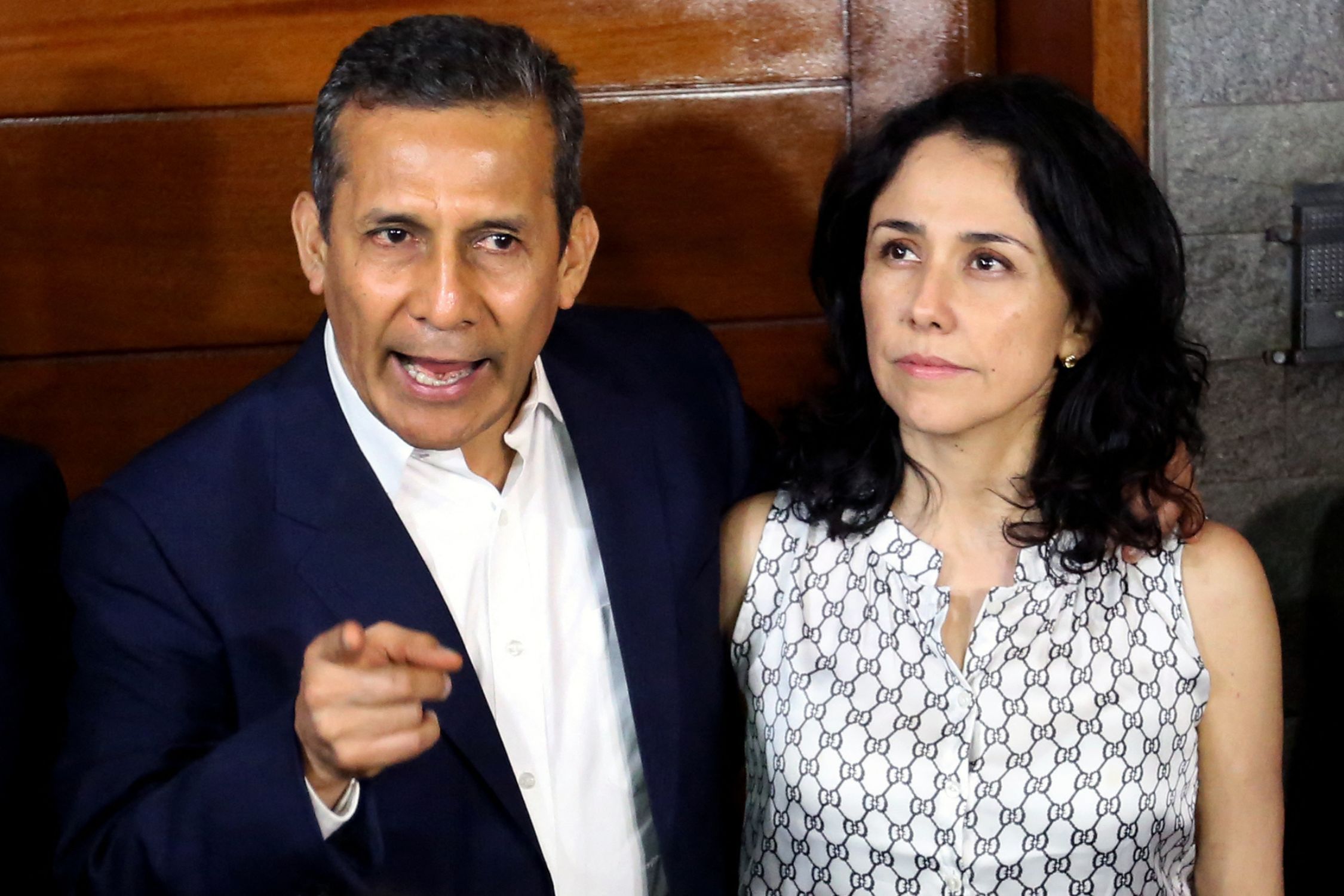 Ex-primeira-dama do Peru e o filho desembarcam em Brasília em voo da FAB