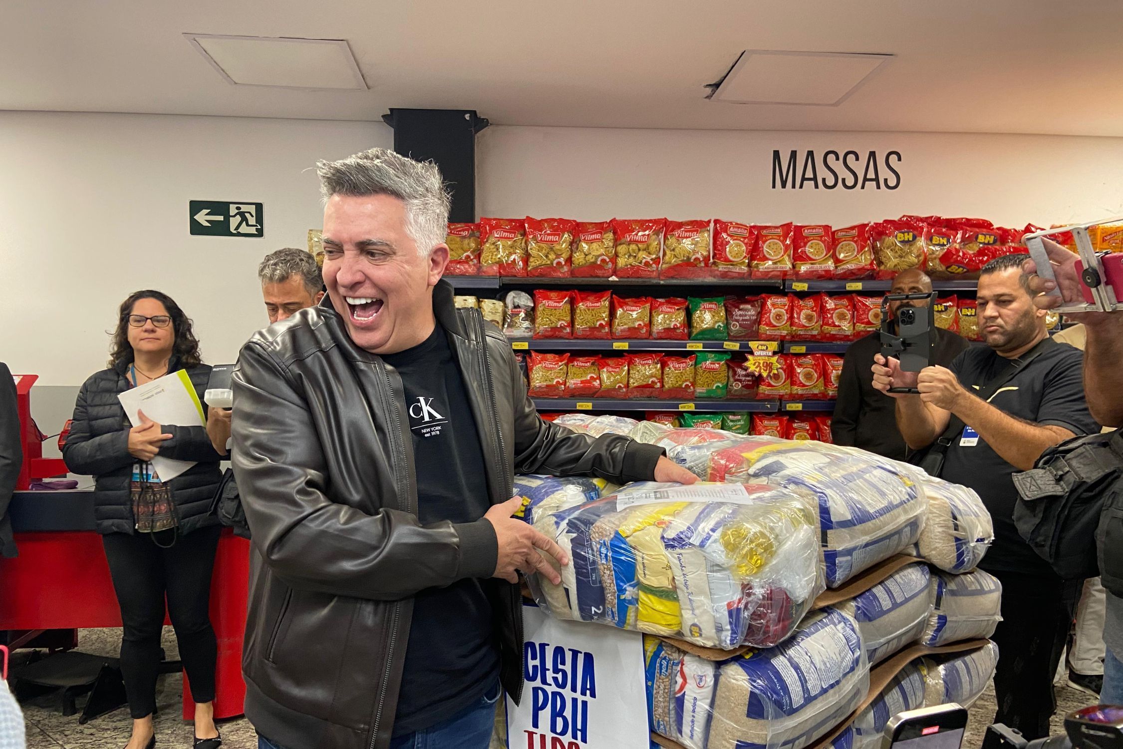Álvaro Damião participa de entrega de cestas básicas em Belo Horizonte