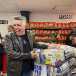 Álvaro Damião participa de entrega de cestas básicas em Belo Horizonte