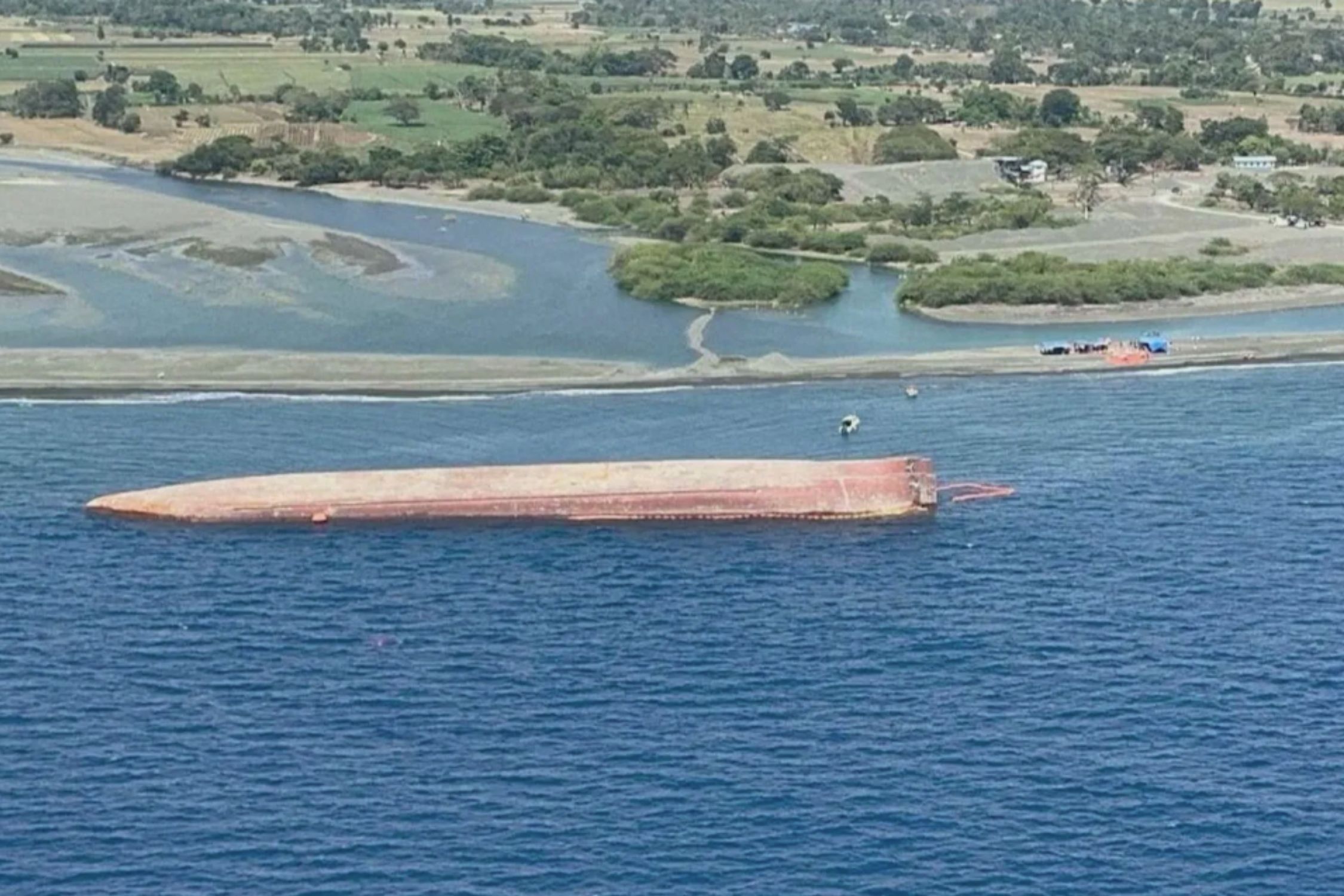 Navio com 25 pessoas a bordo naufraga e deixa 4 mortos nas Filipinas