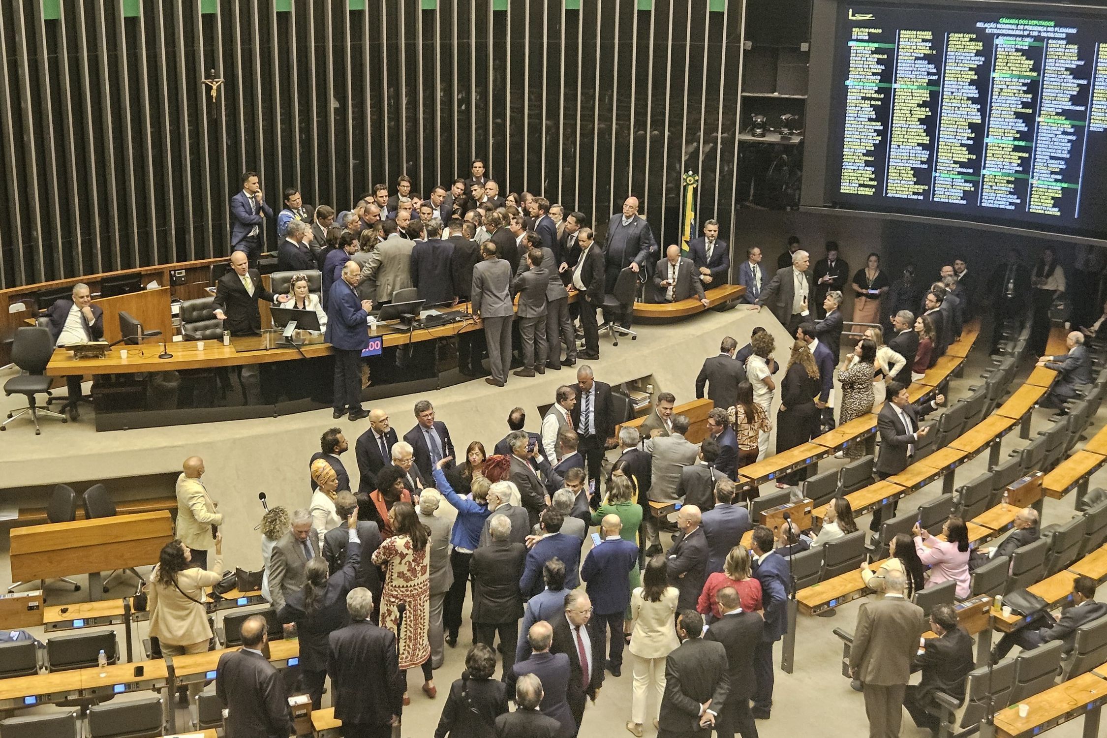 Bebê no Plenário, acusações de golpismo e prece pela pacificação: tensão marca tentativa de retomada dos trabalhos na Câmara