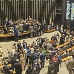 Bebê no Plenário, acusações de golpismo e prece pela pacificação: tensão marca tentativa de retomada dos trabalhos na Câmara