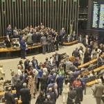 Bebê no Plenário, acusações de golpismo e prece pela pacificação: tensão marca tentativa de retomada dos trabalhos na Câmara