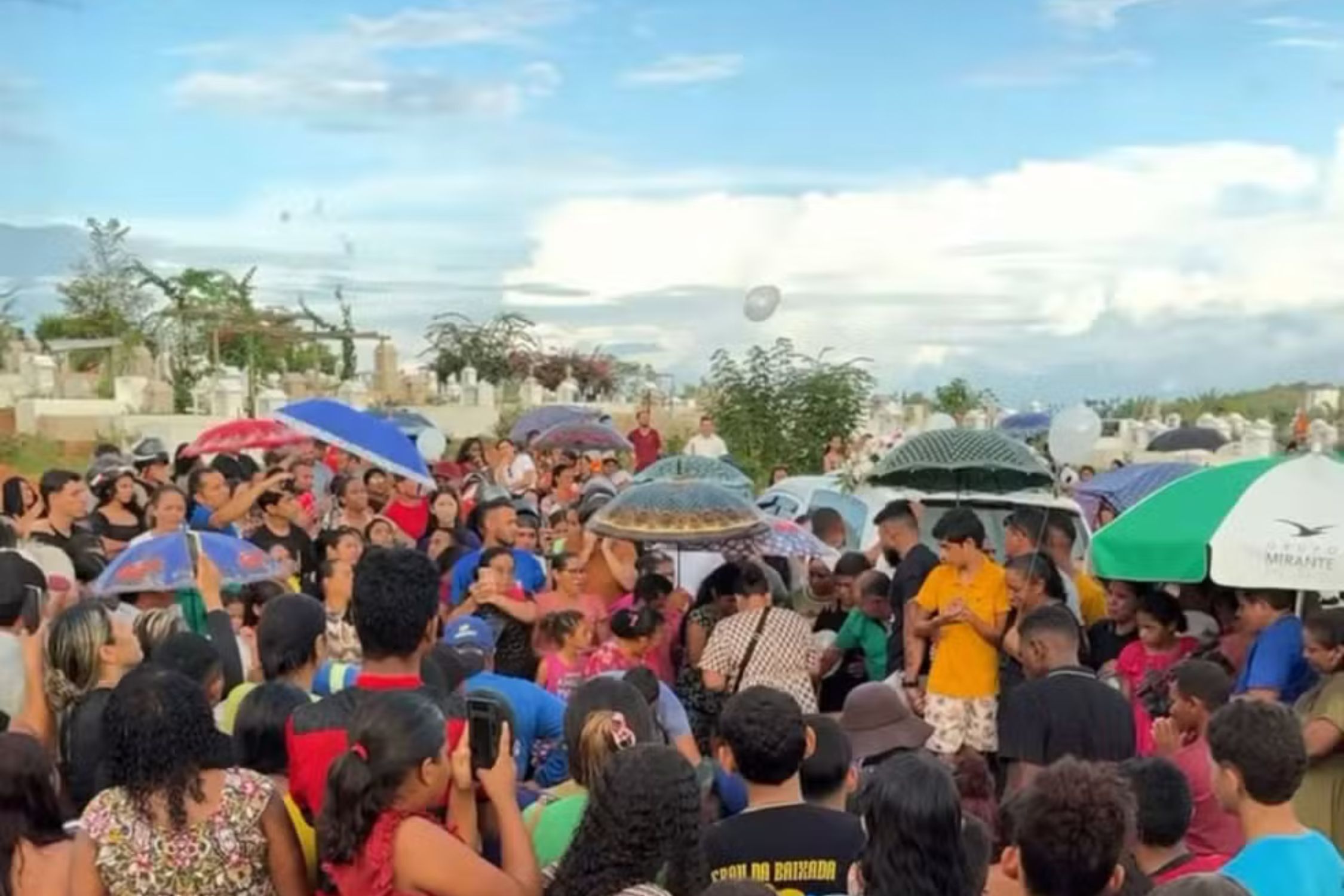 Adolescente vítima de ovo de Páscoa envenenado é enterrada no Maranhão