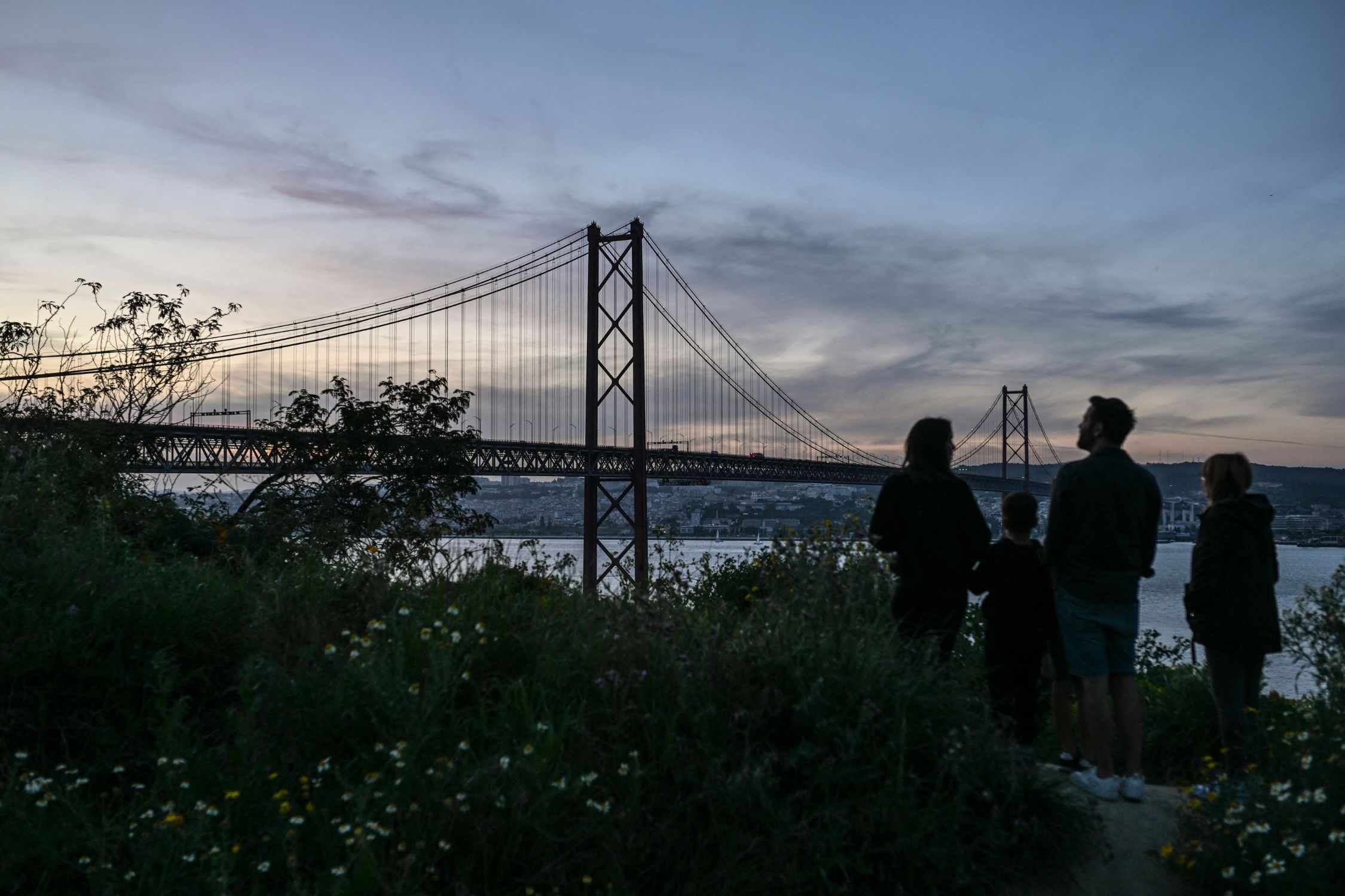 Energia volta em Portugal após 10 horas de apagão: 'foi algo incomum', diz brasileiro