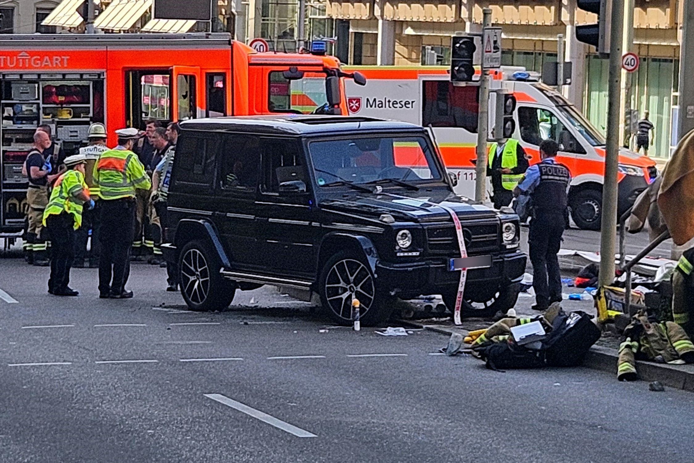 Carro avança contra multidão e deixa feridos no Sul da Alemanha