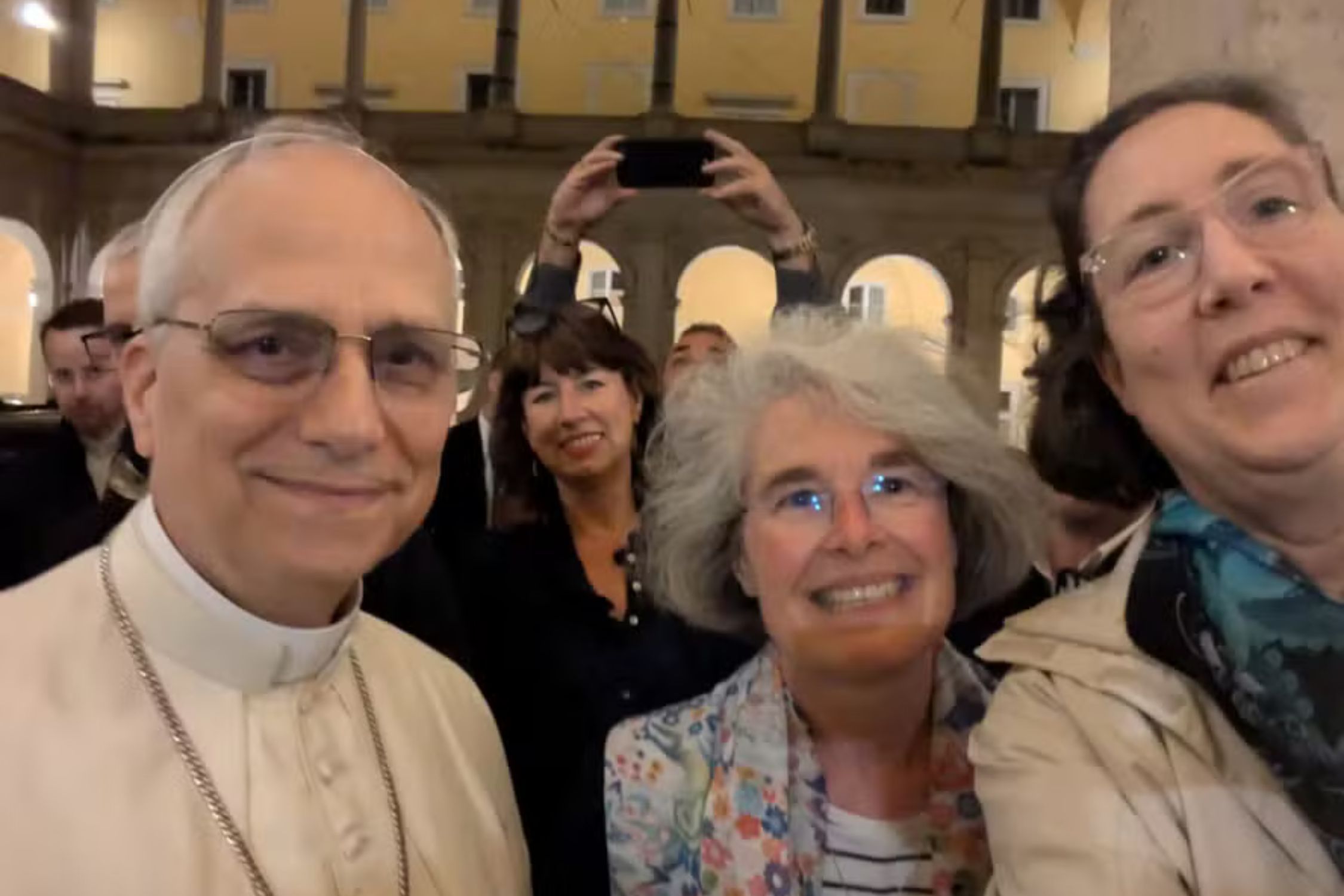 Papa Leão XIV aparece em primeiras selfies e dá autógrafos a fiéis