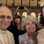 Papa Leão XIV aparece em primeiras selfies e dá autógrafos a fiéis