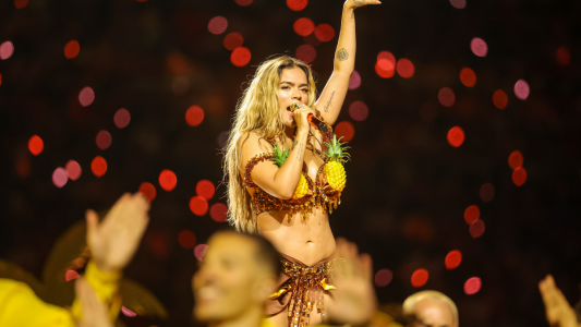 Karol G se apresentou no intervalo do jogo entre Chiefs e Chargers