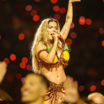 Chargers x Chiefs: saiba quem é Karol G, que se apresentou no jogo da NFL no Brasil