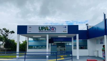 Foto mostra fachada de Unidade de Pronto Atendimento (UPA) em Divinópolis