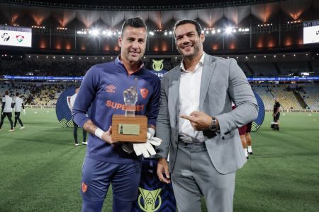 Fábio recebe o troféu das mãos de Samir Xaud, presidente da CBF