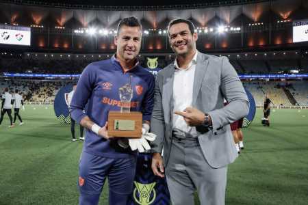 Fábio recebe o troféu das mãos de Samir Xaud, presidente da CBF