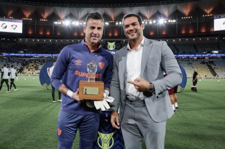 Fábio recebe o troféu das mãos de Samir Xaud, presidente da CBF
