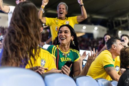 Dua Lipa ao lado da família no Maracanã, no Rio de Janeiro