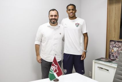 Matheus Reis, atacante do Fluminense, ao lado de Mário Bittencourt, diretor geral do clube
