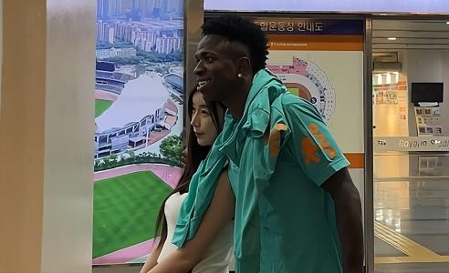 Vini Jr. tirou fotos e atendeu fãs em Seul
