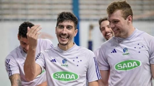 Uriarte conversa com Guilherme Rech em treino do Cruzeiro, em BH