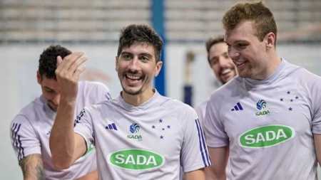 Uriarte conversa com Guilherme Rech em treino do Cruzeiro, em BH