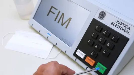 O código-fonte da urna eletrônica é um conjunto de comandos com linguagem de programação de computador que servem para fazer funcionar os programas eleitorais que rodam no equipamento