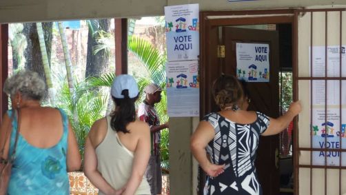 Urnas ficam abertas até o fim da tarde deste domingo (3)