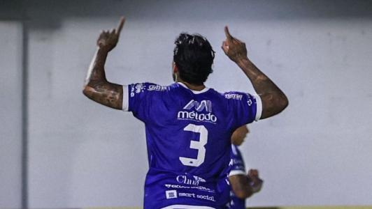 Léo Santos celebra o gol da URT
