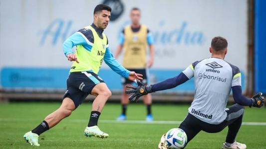 Uruguaio particpou das atividades no gramado do CT gremista