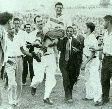 Gaetjens foi carregado nos braços após gol da vitória diante dos ingleses