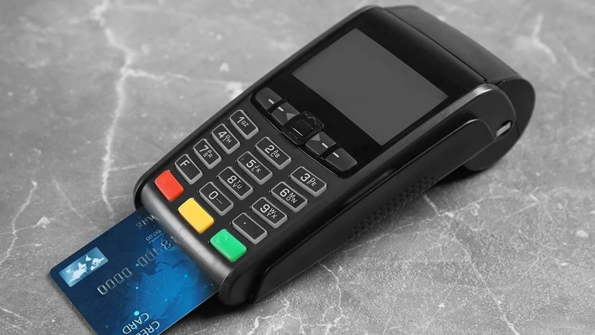 Usar 'maquininha' de débito e crédito fica mais caro para o comerciante após 6 anos