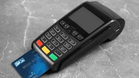 Usar "maquininha" no comércio está mais caro