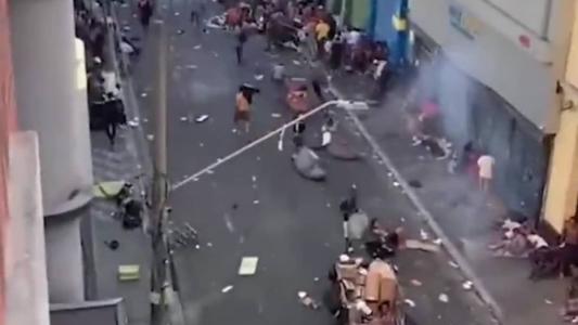 Usuários e traficantes de droga se envolvem em confusão com a GCM na região da Cracolândia.