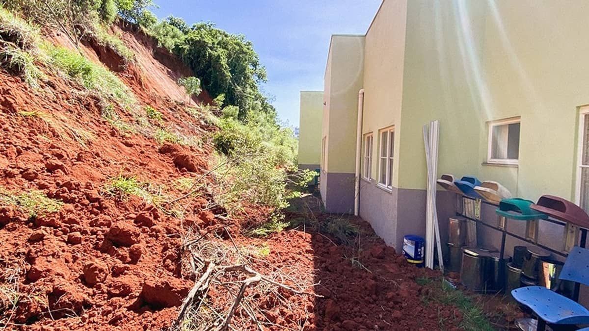 Deslizamento de terra interdita posto de saúde em Pouso Alegre 