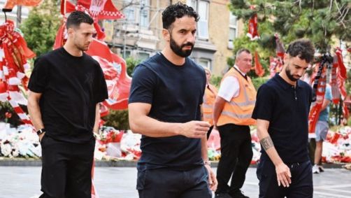 Diogo Dalot, Ruben Amorim e Bruno Fernandes em homenagem a Diogo Jota em Anfield